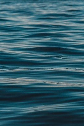 蓝色湖面水波