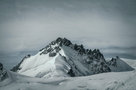 雄伟的雪山图