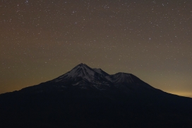 满天星空下的山峰