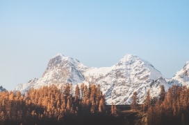 冬季雪山山峰图