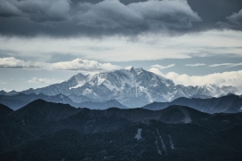 乌云下的雪山