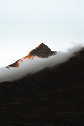 大山的雾气风景图