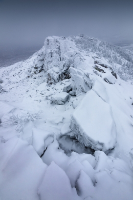 白色雪山山峰图片