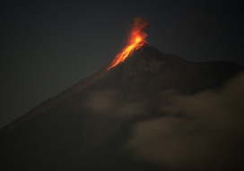 喷发的火山图