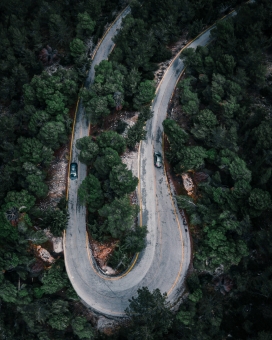 高空俯拍的公路车辆图片