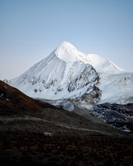 巍立的冬季雪山图