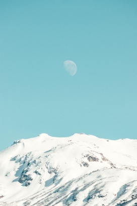 蓝天下的白色雪山