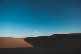 蓝光下的沙漠图片