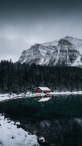 雪山湖泊旁的小屋