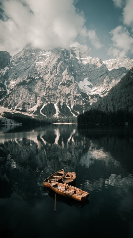 雪景湖下的木船