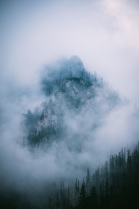 云里雾里的大山