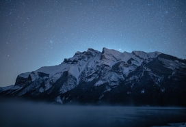 北极星空下的雪山风景