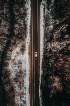 高空无人机航拍的公路汽车