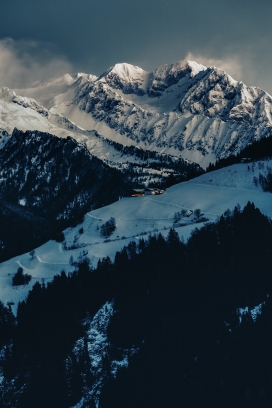 唯美的雪山山峰图