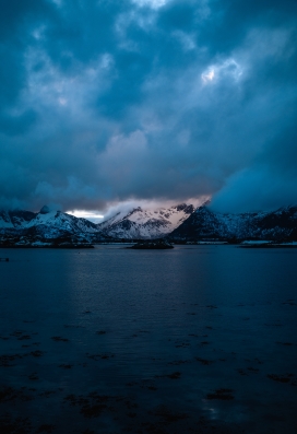 蓝色乌云下的雪山湖