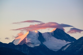 完美的雪山彩云风景图