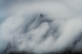 白色仙境山丘自然风景