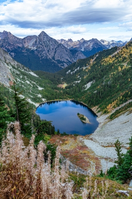 雪山深坑湖泊风景