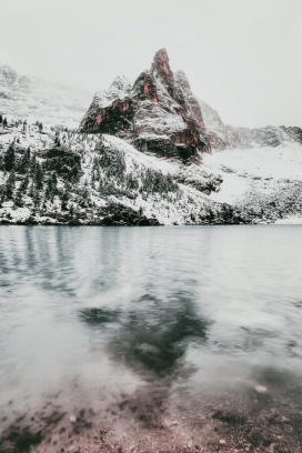 雪山湖风景图