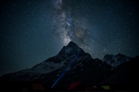 夏季星空下的高山