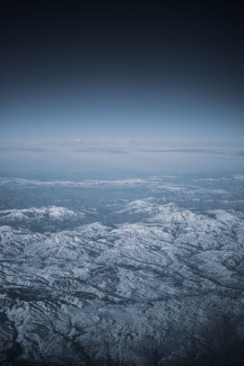 高空俯拍的雪山图