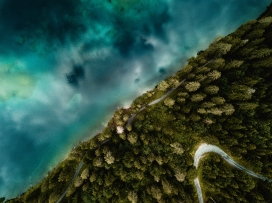 高空俯拍的蓝海森林风景图