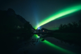 绿色北极光湖泊夜景图