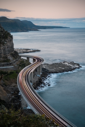 海岸线的车流光束图