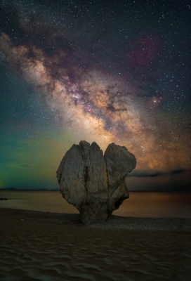 夏季星空下的巨石