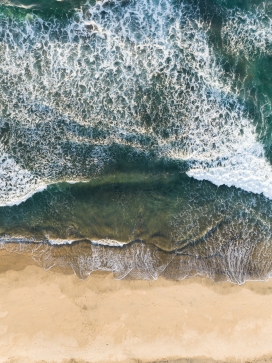 高空俯拍的海浪海潮