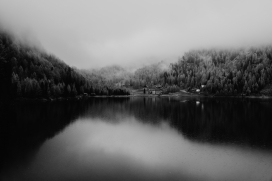 烟雨湖黑白风景图