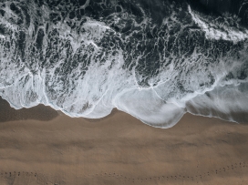 高空俯拍的海浪海潮图