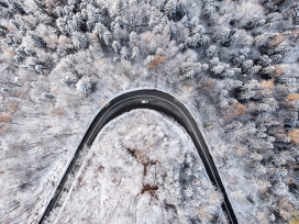 俯拍的森林雪路汽车