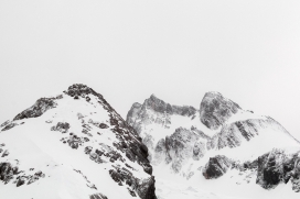 壮丽的雪峰风景图