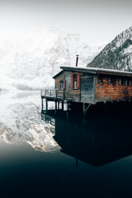 雪山中的度假屋风景图