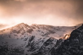 金色雪山风景图片