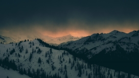 黄昏下的连绵起伏雪山