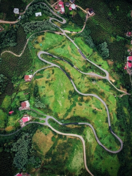 高空俯拍的绿色曲折山路