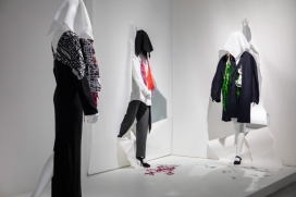 ussein Chalayan-群岛展览突出了设计师最具标志性的时装作品