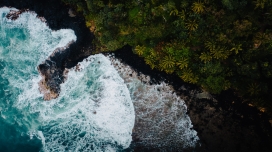 高空俯拍的蓝海潮水图