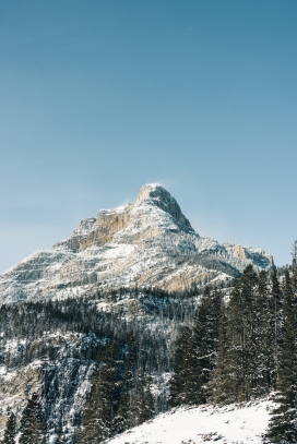 冬季远处仰拍的雪山山顶图