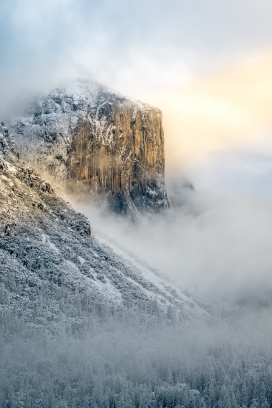 暴风雨中的雪山