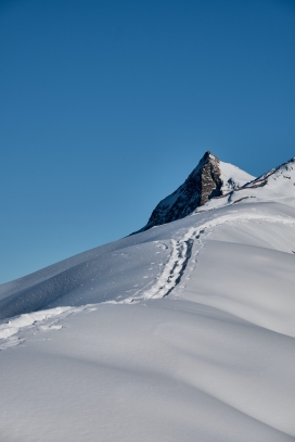 蓝天下的雪山路径