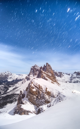 雪山上空的北极光风景