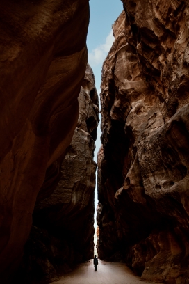 狭窄山峰小路