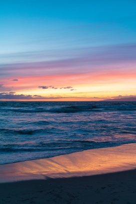 日落下的海岸线美景