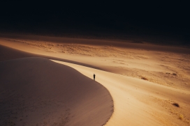 金色沙漠中的徒步者