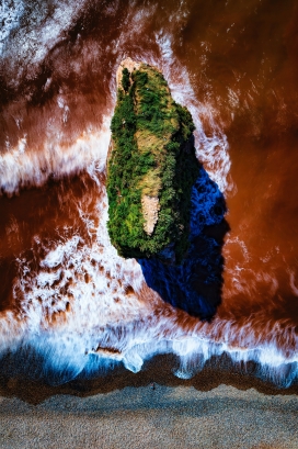 无人机俯拍的海潮海岛