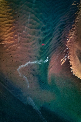 高空俯拍的海域风景线