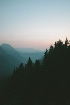 傍晚山间的夜景风景图